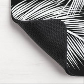 Blätter mit weißer Handfläche auf schwarzem Hinter Mousepad (Ecke)