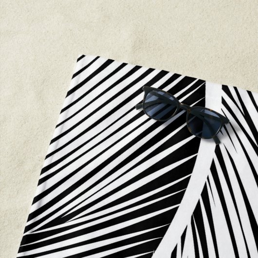 Blätter mit weißer Handfläche auf schwarzem Hinter Strandtuch (Beispiel)