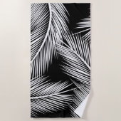 Blätter mit weißer Handfläche auf schwarzem Hinter Strandtuch (Vorderseite)