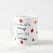 Blätter sinken bei der Tasse von Kaffee (Vorderseite Links)