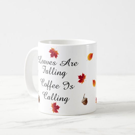 Blätter sinken bei der Tasse von Kaffee (Vorderseite Links)