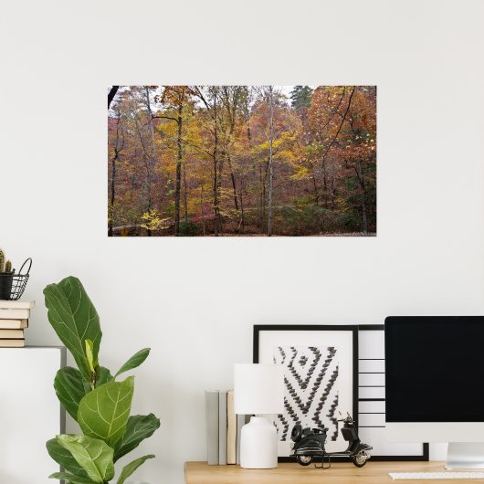 Blätter über dem blumengeschmückten Poster (Heimbüro)