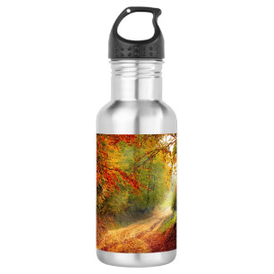 Blätter und Bäume im Herbst, die die schmutzige St Edelstahlflasche