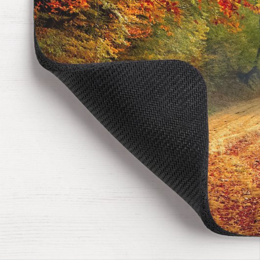 Blätter und Bäume im Herbst, die die schmutzige St Mousepad (Ecke)