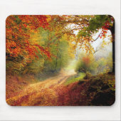 Blätter und Bäume im Herbst, die die schmutzige St Mousepad (Vorne)