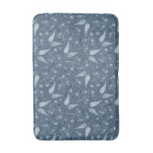 Blätter und Beeren Muster in monochromatisch blau- Badematte (Vorderseite Vertikal)