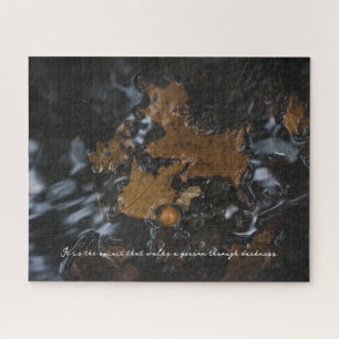 Blätter und Eichen aus Eiche in dunklen Gewässern Puzzle