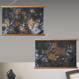 Blätter und Eichen aus Eiche in dunklen Gewässern Wandteppich Mit Holzrahmen