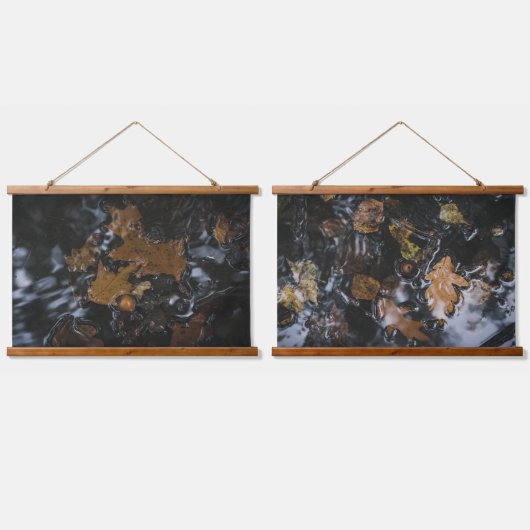 Blätter und Eichen aus Eiche in dunklen Gewässern Wandteppich Mit Holzrahmen (Doppelt)