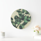 Blätter und Verzweigungen auf dem Hintergrund der Große Wanduhr (Zuhause)