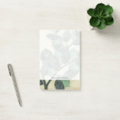 Blätter und Verzweigungen auf dem Hintergrund der  Post-it Klebezettel (Büro)