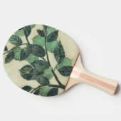 Blätter und Verzweigungen auf dem Hintergrund der Tischtennis Schläger (Seitenansicht)