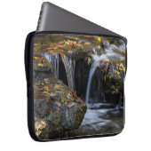 Blätter und Wasserfälle Laptopschutzhülle (Vorne Rechts)