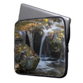 Blätter und Wasserfälle Laptopschutzhülle (Vorderseite Links)
