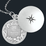 Blätter zum 25. Hochzeitstag Medaillon<br><div class="desc">Lieblich Sterling silber 25. Hochzeit Jubiläum Halskette mit eleganten Blätter von silberner Blumengrenze auf weißem Hintergrund. Silber graues Banner mit Text sagt 25 Jahre. Der untere Textbereich kann von Ihnen mit Namen und Jahresinformationen angepasst werden.</div>