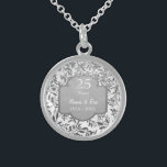 Blätter zum 25. Hochzeitstag Sterling Silberkette<br><div class="desc">Lieblich Sterling silber 25. Hochzeit Jubiläum Halskette mit eleganten Blätter von silberner Blumengrenze auf weißem Hintergrund. Silber graues Banner mit Text sagt 25 Jahre. Der untere Textbereich kann von Ihnen mit Namen und Jahresinformationen angepasst werden.</div>