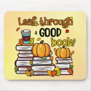 Blättern durch ein gutes Buch Mousepad