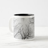 Blattlose Bäume in Thiepval Holz Zweifarbige Tasse (Vorderseite Links)
