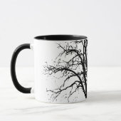 Blattloser Baum in der Winter-Silhouette Tasse (Links)