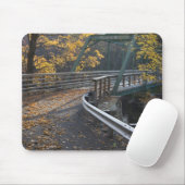 Blattwerk und eine Brücke über den Miller Mousepad (Mit Mouse)