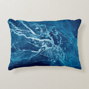Blau Abstrakt. Blaue und weiße Farbflecken. Klar w Dekokissen