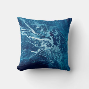 Blau Abstrakt. Blaue und weiße Farbflecken. Klar w Kissen