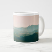 Blau an den Bergen Jumbo-Tasse (Vorderseite Rechts)