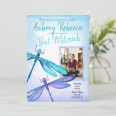 Blau, Aqua Dragonfly Bat Mitzvah Einladung (Stehend Vorderseite)