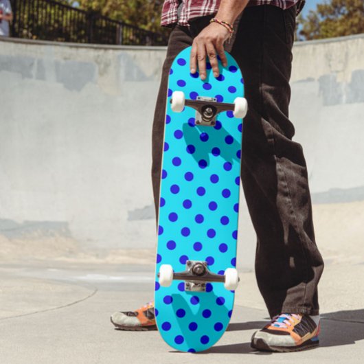 Blau auf Cyan-Pünktchen-Musterdesign Skateboard