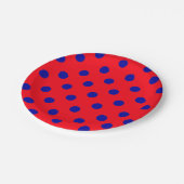 Blau auf Red Polka Dots Design Pappteller (Schrägansicht)