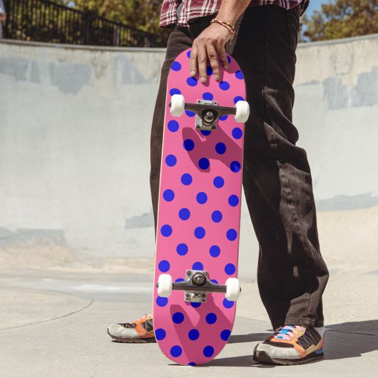 Blau auf rosa Polka Dots Design Skateboard