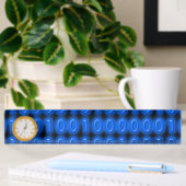 Blau auf schwarzem binärem Code Namensplakette