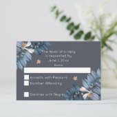 Blau Blätter Weiße Blume Moderne Hochzeit RSVP Karte (Stehend Vorderseite)