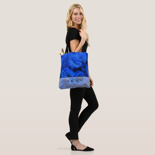 Blau blühende Blumen blauer Rose Tasche (Am Model)