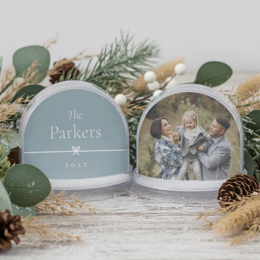 Blau | Einfacher Minimaler Bow Familienname und Fo Schneekugeln