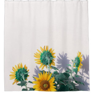 Blau-gelbe Blumen an der weißen Wand Duschvorhang