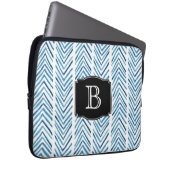 Blau gestrichene Chevrons Muster mit Monogramm Laptopschutzhülle (Vorne Rechts)