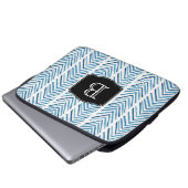 Blau gestrichene Chevrons Muster mit Monogramm Laptopschutzhülle (Vorne Knopf)