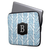Blau gestrichene Chevrons Muster mit Monogramm Laptopschutzhülle (Vorderseite Links)