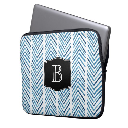 Blau gestrichene Chevrons Muster mit Monogramm Laptopschutzhülle (Vorderseite Links)