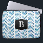 Blau gestrichene Chevrons Muster mit Monogramm Laptopschutzhülle<br><div class="desc">Dieses Zickzack,  ansprechende Muster mit einem Stammeffekt ist ein personalisiertes Monogramm,  das Sie mit Ihrem ersten oder anderen gewünschten Text bearbeiten können.</div>
