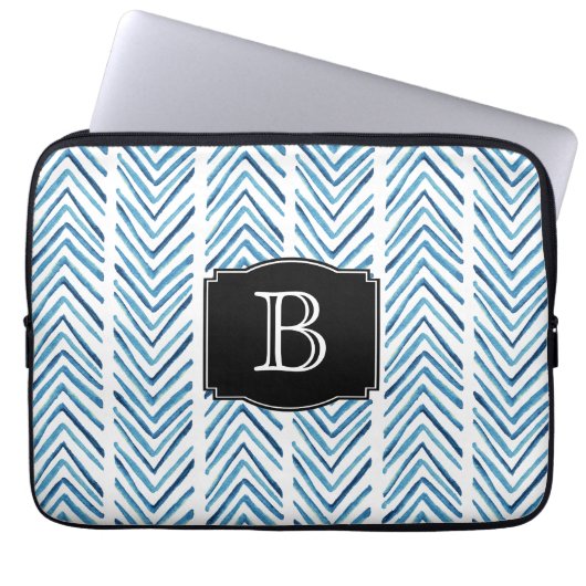 Blau gestrichene Chevrons Muster mit Monogramm Laptopschutzhülle (Vorderseite)