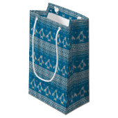 Blau gestrickter Hintergrund Kleine Geschenktüte (Vorderseite Schrägansicht)