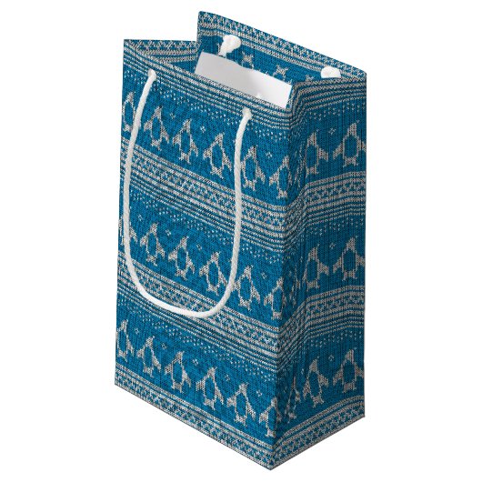 Blau gestrickter Hintergrund Kleine Geschenktüte (Rückseite Schrägansicht)