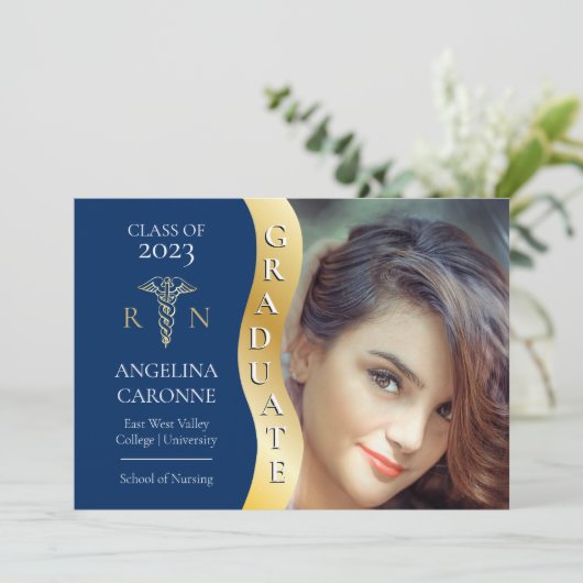 Blau | Gold Graduate Wave Caduceus RN Nursing Grad Ankündigung (Stehend Vorderseite)