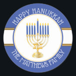 Blau | Gold Menorah Happy Hanukkah Classic Round Runder Aufkleber<br><div class="desc">Gold und Silber Menorah mit blauen Kerzen und goldenen Stern von David "Happy Hanukkah" Original-Design von Holiday Hearts Designs (alle Rechte vorbehalten).</div>