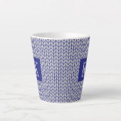 BLAU-GRAU GESTRICKTE Latte-Tasse + Anfangsbuchstab Milchtasse (Vorderseite)