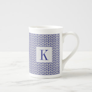 BLAU-GRAU GESTRICKTES Bone-China-Tasse + Initial Porzellantasse