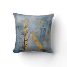 Blau-graue Farbe des Monogram-Kissens