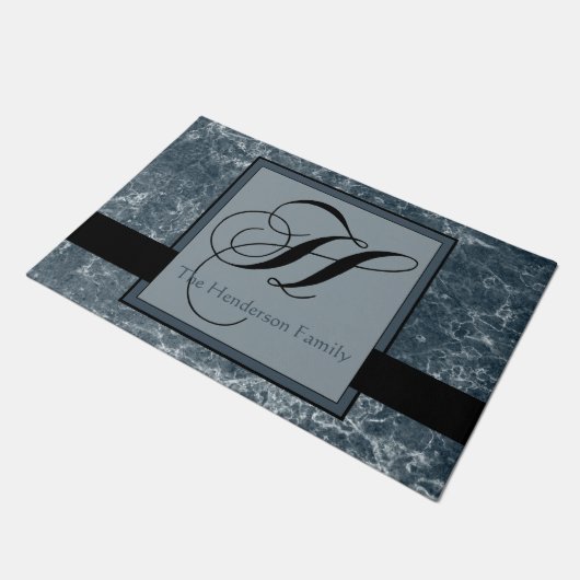 Blau-graues Marmormuster Schwarzes Monogramm H Nam Fußmatte (Schrägansicht)